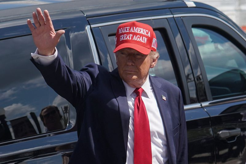 &copy; Reuters. Republican presidential nominee and former U.S. President Donald Trump gestures as he attends an event about the damage caused by Hurricane Helene, in Valdosta, Georgia, U.S., September 30, 2024. REUTERS/Elijah Nouvelage/File Photo