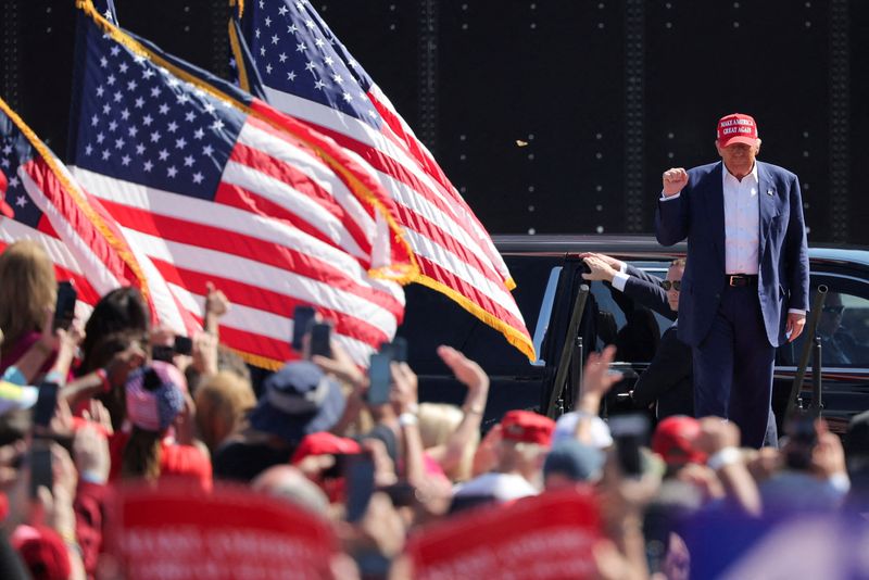 © Reuters. FILE PHOTO: Republican presidential nominee and former U.S. President Donald Trump arrives to hold a campaign rally in Wilmington, North Carolina, U.S., September 21, 2024.  REUTERS/Carlos Barria/File Photo