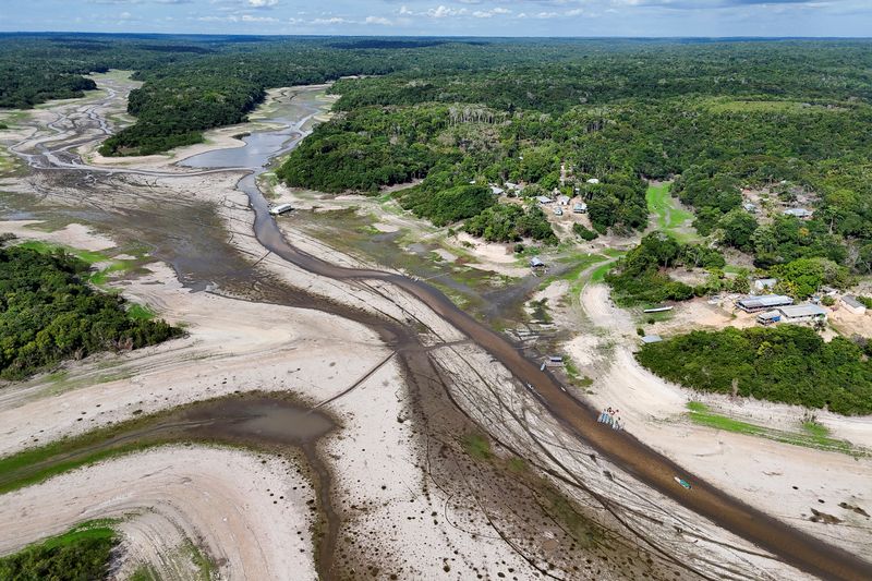 &copy; Reuters. A drone view shows the dry Lake Puraquequara during the most intense and widespread drought Brazil has experienced since records began in 1950 in San Francisco do Maina in Manaus, Amazonas state, Brazil October 1, 2024. REUTERS/Bruno Kelly