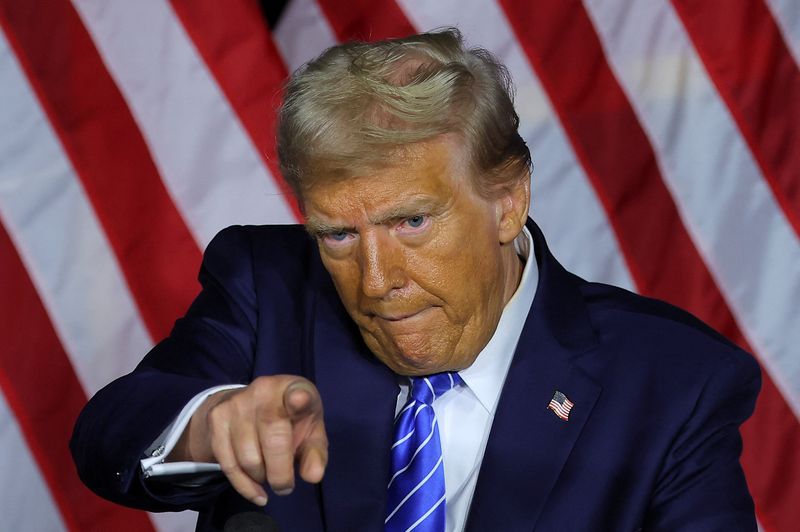 &copy; Reuters. FILE PHOTO: Republican presidential nominee and former U.S. President Donald Trump points a finger while delivering remarks in Milwaukee, Wisconsin, U.S., October 1, 2024. REUTERS/Carlos Barria/File Photo