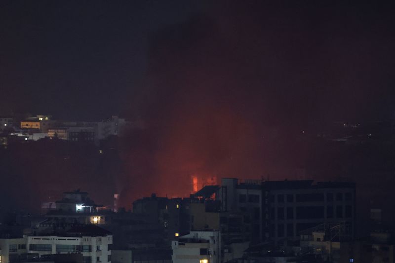 &copy; Reuters. Fire and smoke rise over Beirut's southern suburbs after a strike, amid ongoing hostilities between Hezbollah and Israeli forces, as seen from Sin El Fil, Lebanon, October 2, 2024. REUTERS/Amr Abdallah Dalsh