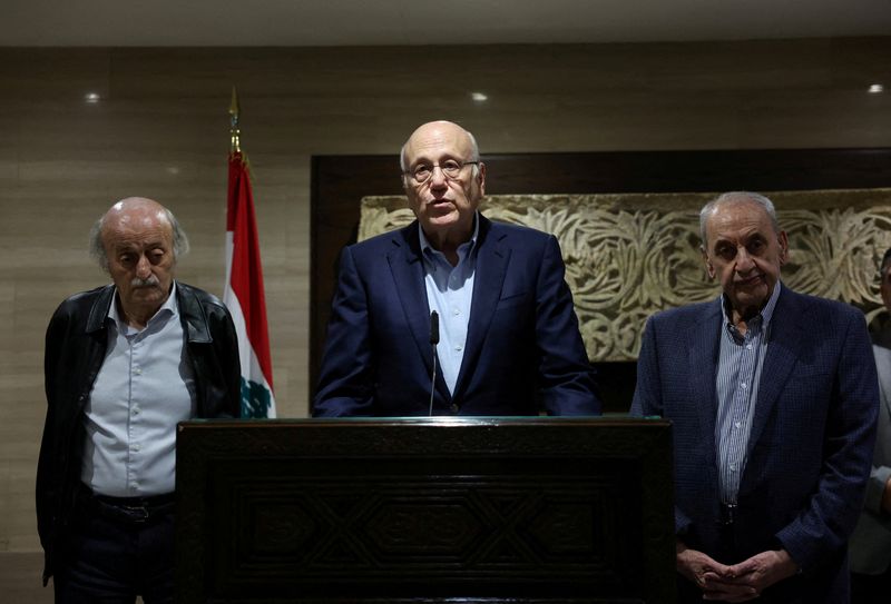 © Reuters. Lebanon's caretaker Prime Minister Najib Mikati stands next to Lebanese Parliament Speaker Nabih Berri, and Lebanese Druze leader Walid Jumblatt, as he speaks during a press conference in Beirut, Lebanon October 2, 2024. REUTERS/Mohamed Azakir