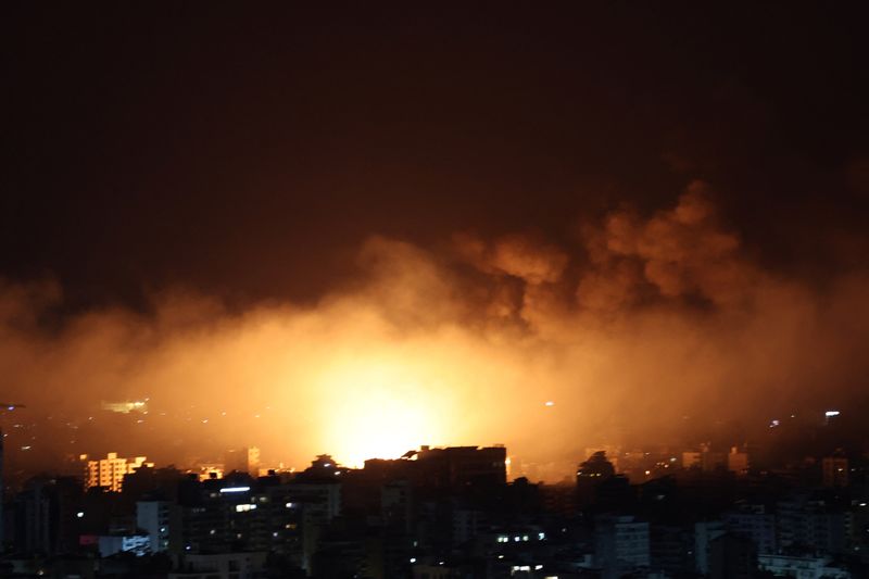 &copy; Reuters. Fire and smoke rise over Beirut's southern suburbs after a strike, amid ongoing hostilities between Hezbollah and Israeli forces, as seen from Sin El Fil, Lebanon, October 3, 2024. REUTERS/Amr Abdallah Dalsh