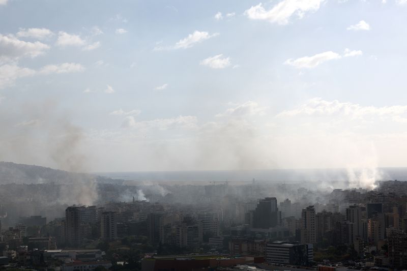 © Reuters. Smoke rises over Beirut's southern suburbs after an Israeli strike, amid the ongoing hostilities between Hezbollah and Israeli forces, as seen from Sin El Fil, Lebanon October 2, 2024. REUTERS/Amr Abdallah Dalsh