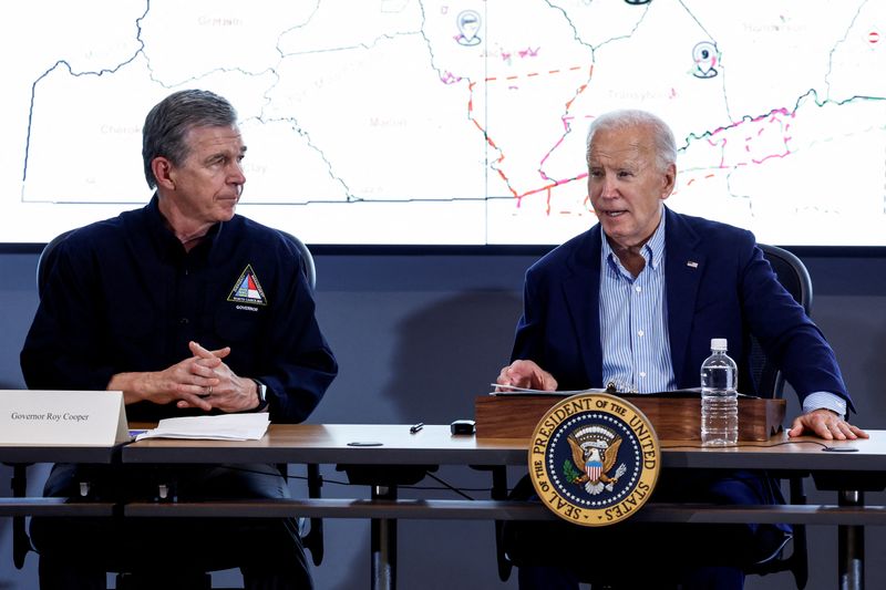 © Reuters. North Carolina Governor Roy Cooper listens as U.S. President Joe Biden speaks during a briefing on the Hurricane Helene response at the Emergency Operations Center in Raleigh, North Carolina, U.S., October 2, 2024. REUTERS/Evelyn Hockstein