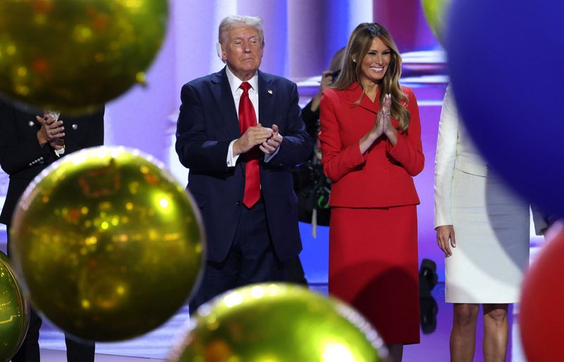 ©Reuters. FILE PHOTO: Republican presidential candidate and former US President Donald Trump is joined on stage by his wife Melania as balloons fall from the ceiling after delivering his acceptance speech on Day 4 of the Republican National Convention (RNC), at the Fiserv Forum in Milwaukee , Wisconsin, USA, July 18, 2024. REUTERS/Mike Segar/File Photo