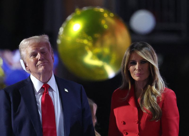 © Reuters. Republican presidential nominee and former U.S. President Donald Trump and Melania Trump look on following his speech on Day 4 of the Republican National Convention (RNC), at the Fiserv Forum in Milwaukee, Wisconsin, U.S., July 18, 2024. REUTERS/Jeenah Moon