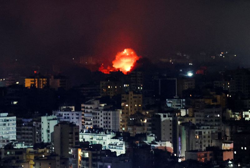 © Reuters. Fire and smoke rise over Beirut's southern suburbs after a strike, amid ongoing hostilities between Hezbollah and Israeli forces, as seen from Sin El Fil, Lebanon, October 3, 2024. REUTERS/Amr Abdallah Dalsh