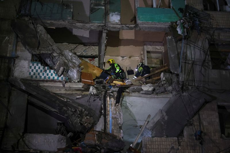 &copy; Reuters. Rescue workers operate at a site of an apartment building hit by a Russian air strike, amid Russia's attack on Ukraine, in Kharkiv, Ukraine October 3, 2024. REUTERS/Vyacheslav Madiyevskyy