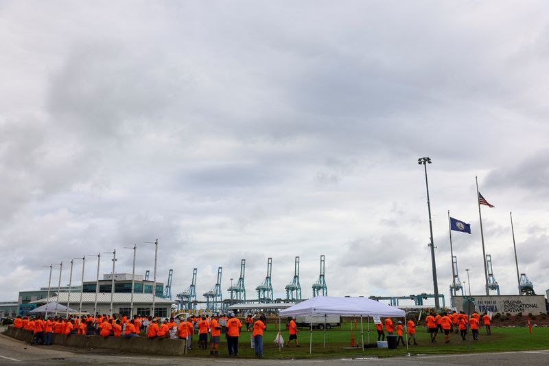 © Reuters. Port workers from the International Longshoremen's Association (ILA) participate in a strike at the Virginia International Gateway in Portsmouth, Virginia, U.S., October 2, 2024. REUTERS/Jose Luis Gonzalez