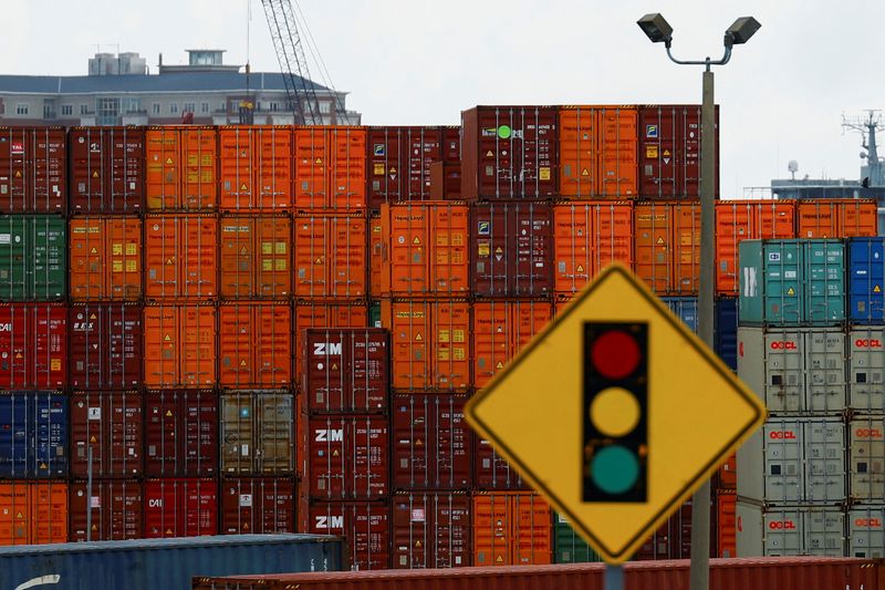 © Reuters. Containers are stacked at the Portsmouth Marine Terminal (PMT), as port workers from the International Longshoremen's Association (ILA) participate in a strike, in Portsmouth, Virginia, U.S., October 2, 2024. REUTERS/Jose Luis Gonzalez