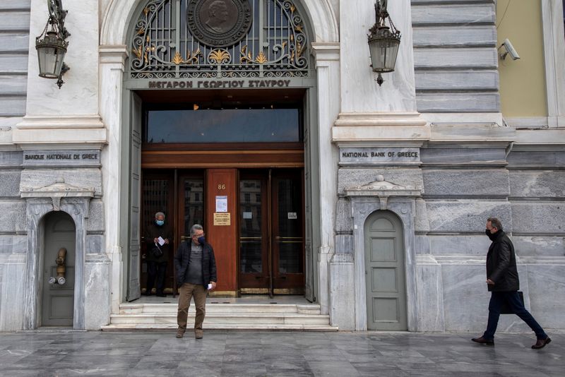 &copy; Reuters. Due persone davanti l'ingresso della sede della National Bank ad Atene, Grecia. REUTERS/Louiza Vradi