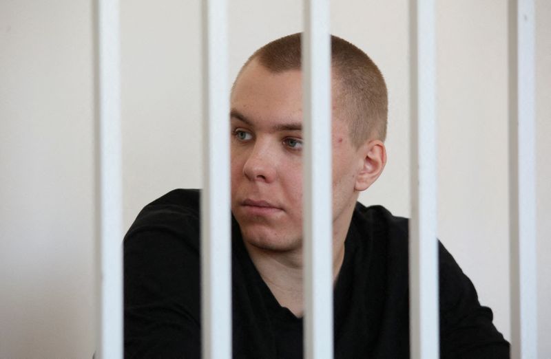 © Reuters. FILE PHOTO: Defendant Nikita Zhuravel, who was detained in May 2023 under a law against offending religious believers' feelings after he burned a copy of the Koran outside a mosque in Volgograd city, attends a court hearing in the Chechen capital of Grozny, Russia, February 27, 2024. REUTERS/Chingis Kondarov/File Photo