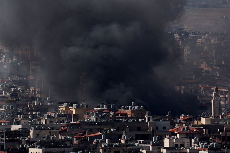 © Reuters. Smoke rises over Dahieh in Beirut's southern suburbs, after overnight Israeli air strikes, amid ongoing hostilities between Hezbollah and Israeli forces, as seen from Sin El Fil, Lebanon, October 3, 2024. REUTERS/Amr Abdallah Dalsh