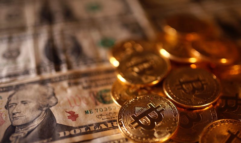 © Reuters. FILE PHOTO: Representations of virtual currency Bitcoin and U.S. dollar banknotes are seen in this picture illustration taken January 27, 2020. REUTERS/Dado Ruvic/Illustration/File Photo