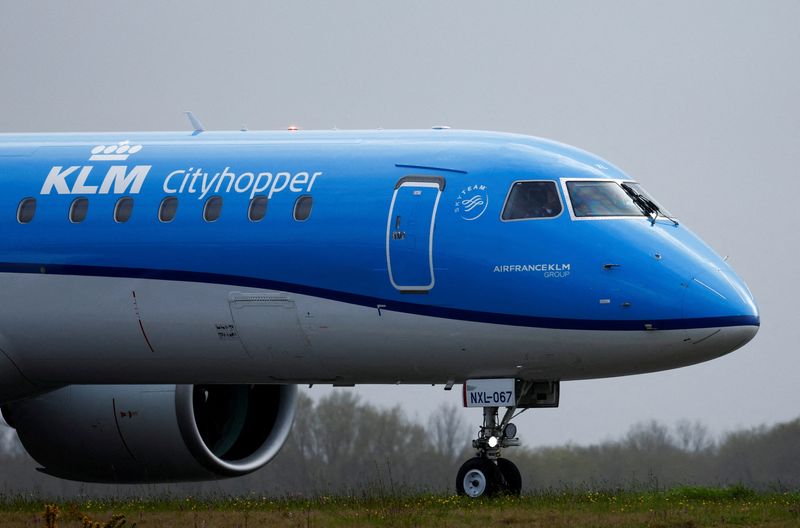 &copy; Reuters. Un aereo KLM all'aereoporto di Nantes a Bouguenais, in Francia. REUTERS/Stephane Mahe