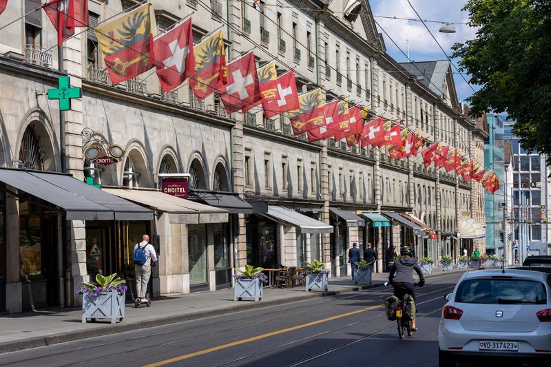 © Reuters. FILE PHOTO: Swiss and Canton de Geneve flags are seen in the Corraterie Street in Geneva, Switzerland, June 7, 2023.  REUTERS/Denis Balibouse/File Photo