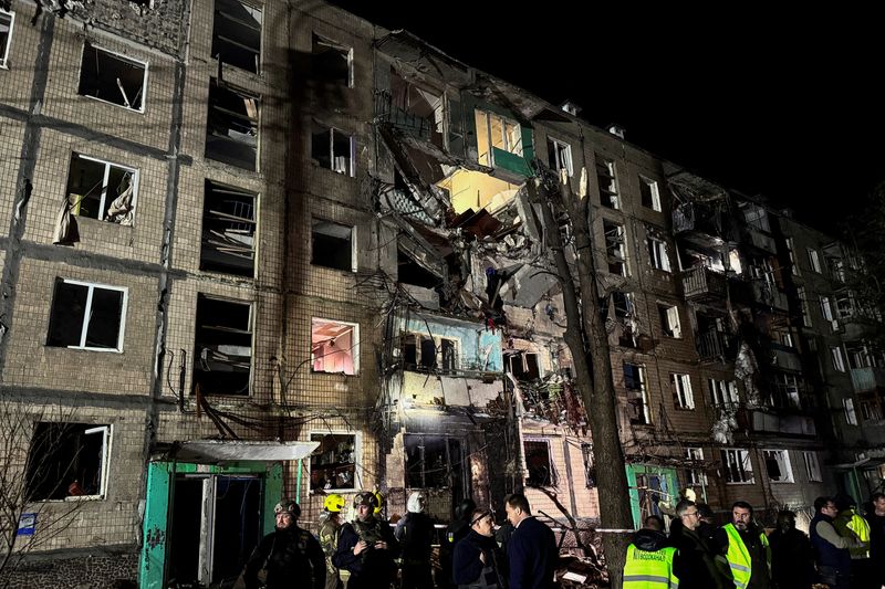 &copy; Reuters. Emergency personnel are seen in front of the apartment building hit by a Russian air strike, amid Russia's attack on Ukraine, in Kharkiv, Ukraine October 2, 2024. REUTERS/Vitalii Hnidyi