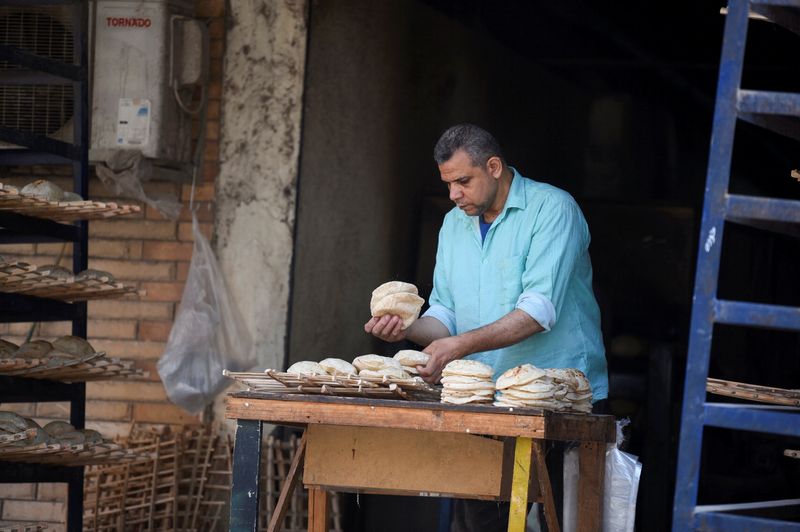 © Reuters. A baker collects bread at a bakery, in Al Qalyubia Governorate, Egypt, June 10, 2024. REUTERS/Mohamed Abd El Ghany/File Photo