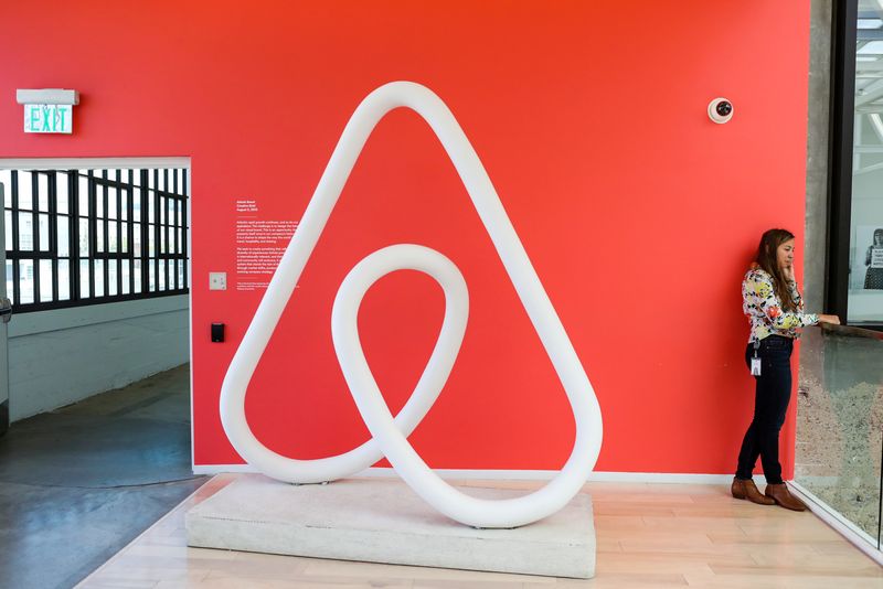 © Reuters. A woman talks on the phone at the Airbnb office headquarters in the SOMA district of San Francisco, California, U.S., August 2, 2016.  REUTERS/Gabrielle Lurie/File Photo