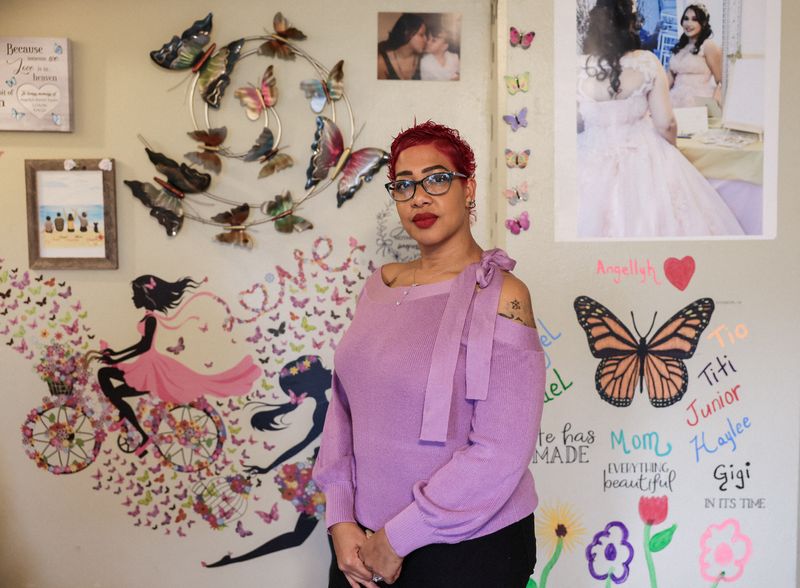 © Reuters. Yanely Henriquez poses for a portrait in front of art she made for her daughter, Angellyh Yambo, who was shot and killed in April 2022 blocks away from her school, in New York, U.S., October 2, 2024. REUTERS/Caitlin Ochs 