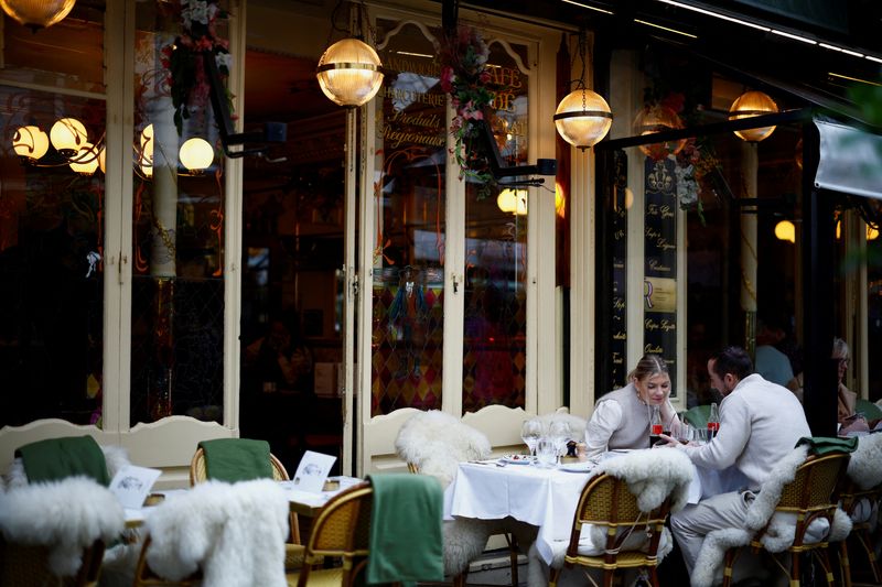 &copy; Reuters. Una coppia è seduta in un ristorante a Parigi, Francia, 16 marzo 2024. REUTERS/Sarah Meyssonnier