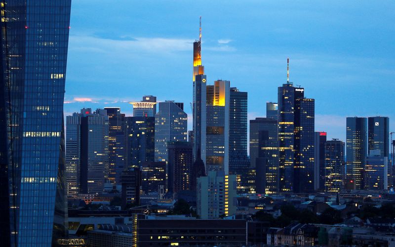 &copy; Reuters. Lo skyline con il distretto bancario è fotografato a Francoforte, Germania, 13 agosto 2019. REUTERS/Kai Pfaffenbach