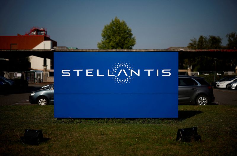 © Reuters. FILE PHOTO: The logo of Stellantis is seen outside the company's building in Chartres-de-Bretagne near Rennes, France, September 20, 2024. REUTERS/Stephane Mahe/File Photo