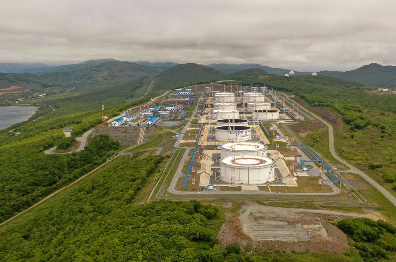 &copy; Reuters. Una vista aerea mostra i serbatoi di petrolio dell'operatore dell'oleodotto Transneft presso il terminal di greggio Kozmino sulla riva della baia di Nakhodka, vicino alla città portuale di Nakhodka, Russia, 13 giugno 2022. Immagine scattata con un drone.