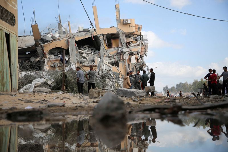 &copy; Reuters. FILE PHOTO: Palestinians inspect the site of Israeli strikes on houses, amid the Israel-Hamas conflict, in Khan Younis in the southern Gaza Strip, October 2, 2024. REUTERS/Hatem Khaled/File Photo