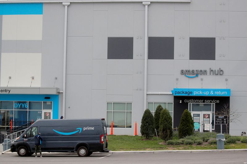 &copy; Reuters. Un camion per le consegne di Amazon parcheggia davanti al punto di ritiro e restituzione dei pacchi dell'azienda a Staten Island, New York, Stati Uniti, 25 novembre 2020.  REUTERS/Brendan McDermid