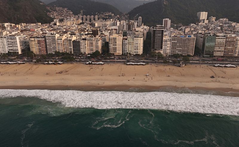 © Reuters. A drone view shows buildings in Copacabana neighborhood in Rio de Janeiro, Brazil September 4, 2024. REUTERS/Pilar Olivares