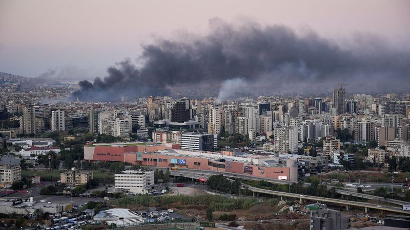 &copy; Reuters. Smoke billows over Beirut, after overnight Israeli air strikes, as seen from Sin El Fil, Lebanon October 3, 2024. REUTERS/Joseph Campbell