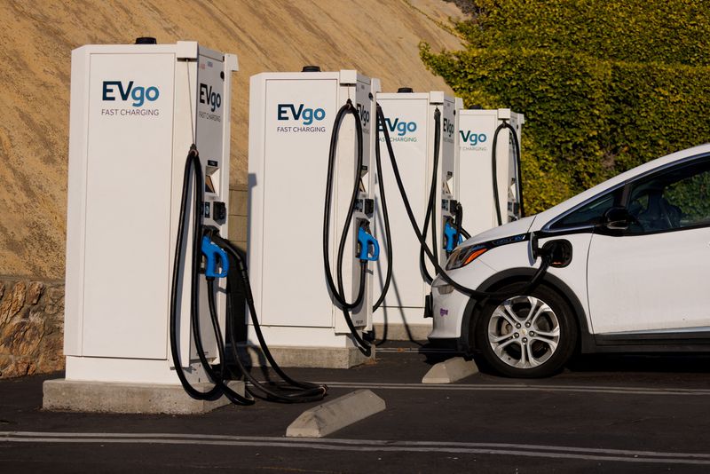 &copy; Reuters. EVGO Inc. Fast electric vehicle chargers are shown charging a Chevy Bolt in Encintas, California, U.S.,October 17, 2023.     REUTERS/Mike Blake/File Photo