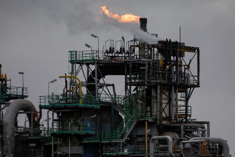 &copy; Reuters. FILE PHOTO: A view shows the ExxonMobil oil refinery in Port-Jerome-sur-Seine, France, March 8, 2023. REUTERS/Pascal Rossignol/File Photo