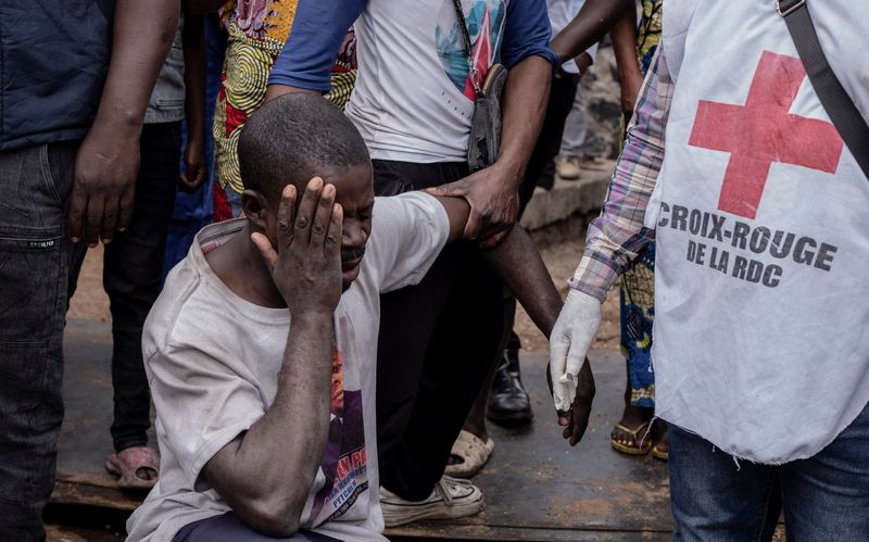 © Reuters. A man reacts after his family member died after a boat ferrying passengers and goods from the Minova villages sank in Lake Kivu near the Port of Kituku in Goma, North Kivu province of the Democratic Republic of Congo, October 3, 2024. REUTERS/Stringer