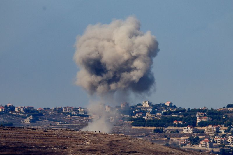 © Reuters. Smoke billows after an Israeli air strike on a village in southern Lebanon, amid cross-border hostilities between Hezbollah and Israel, as seen from northern Israel, October 3, 2024. REUTERS/Jim Urquhart