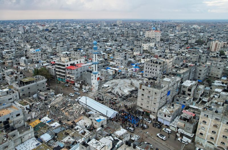 © Reuters. FILE PHOTO: A drone view shows the ruins of al-Farouk mosque, amid the ongoing conflict between Israel and Palestinian Islamist group Hamas, in Rafah, in the southern Gaza Strip April 10, 2024. REUTERS/Shadi Tabatibi/ File Photo