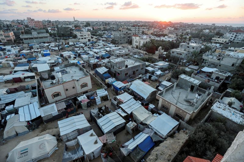 © Reuters. FILE PHOTO: Displaced Palestinians shelter at a tent camp, amid Israeli-Hamas conflict, in Deir Al-Balah, in the central Gaza Strip September 4, 2024. REUTERS/Ramadan Abed/ File Photo