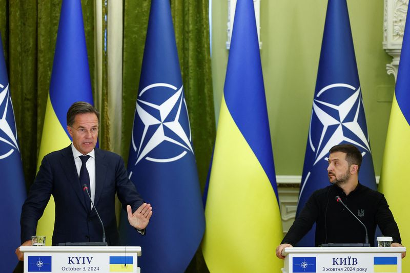 &copy; Reuters. Novo secretário-geral da Otan, Mark Rutte, ao lado do presidente da Ucrânia, Volodymyr Zelenskiy, em entrevista coletiva em Kievn03/10/2024 REUTERS/Valentyn Ogirenko