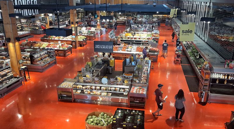 © Reuters. People are seen shopping at a supermarket in Ottawa, Canada July 13, 2022.  REUTERS/Patrick Doyle/File Photo