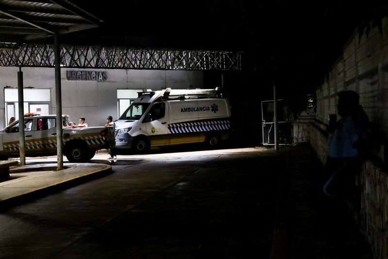 © Reuters. Security officer stands near an ambulance at a hospital where migrants injured were transferred after Mexican soldiers fired on a group of 33 migrants traveling in a pick-up truck that had tried to evade a military patrol, in Tapachula, Mexico October 2, 2024. REUTERS/Jose Torres