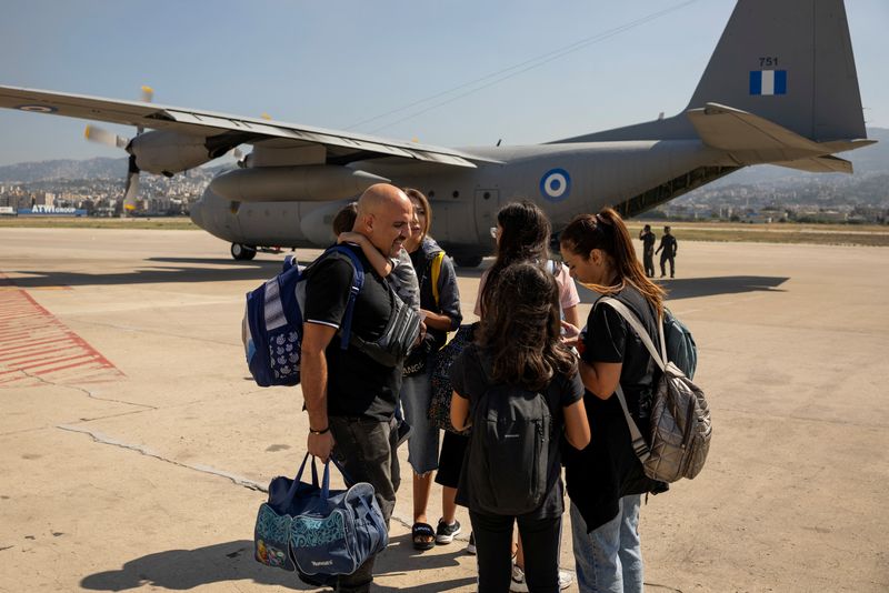 &copy; Reuters. A family prepares to board a Hellenic Air Force C130 as Greek and Greek Cypriot nationals are evacuated from Lebanon, due to ongoing hostilities between Hezbollah and the Israeli forces, in Beirut, Lebanon, October 3, 2024. REUTERS/Alkis Konstantinidis