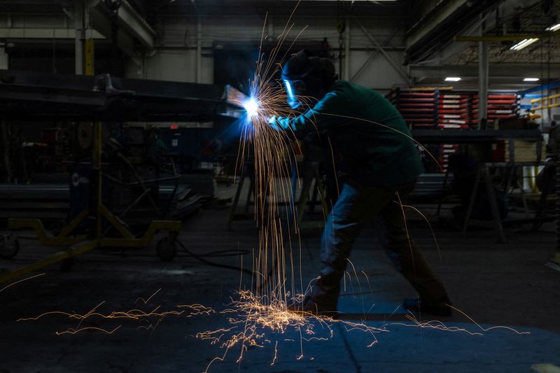 &copy; Reuters. FILE PHOTO: A worker welds at a factory floor in Columbus, Ohio, U.S., March 26, 2024.  REUTERS/Carlos Barria/File Photo