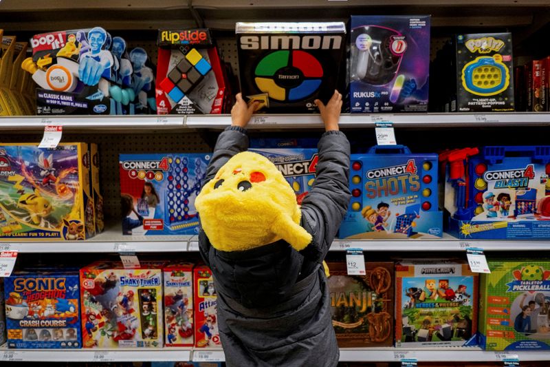 &copy; Reuters. FILE PHOTO: A child looks at toys in a Target store ahead of the Thanksgiving holiday and traditional Black Friday sales in Chicago, Illinois, U.S. November 21, 2023. REUTERS/Vincent Alban/File Photo