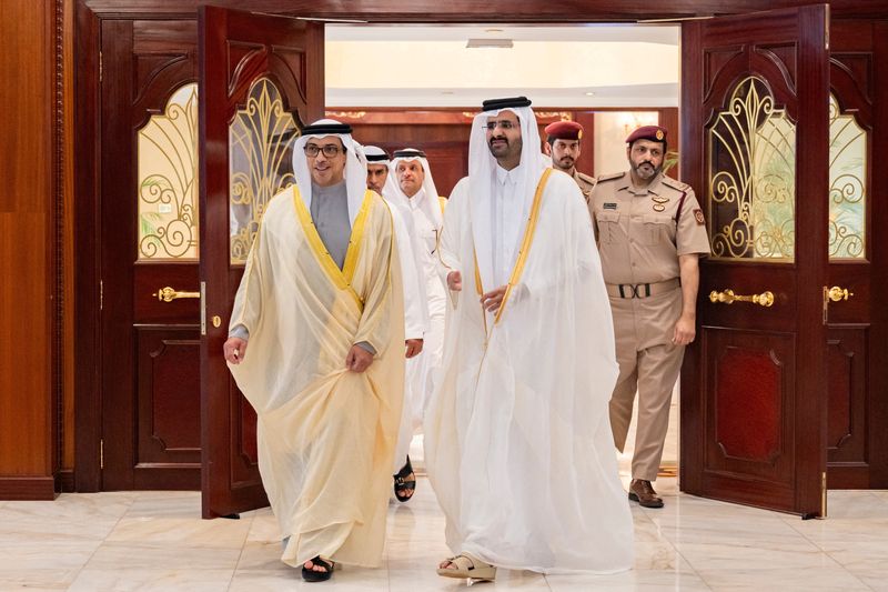 © Reuters. Sheikh Mansour bin Zayed Al Nahyan, UAE Vice President and Deputy Prime Minister received by Sheikh Abdullah bin Hamad Al Thani, Deputy Emir of the State of Qatar, at Doha International Airport, Qatar October 3, 2024.  Eissa Al Hammadi/UAE Presidential Court/Handout via REUTERS