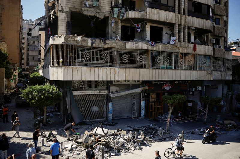 &copy; Reuters. Pessoas observam prédio destruído no local de um ataque israelense na região central de Beiruten03/10/2024nREUTERS/Louisa Gouliamaki