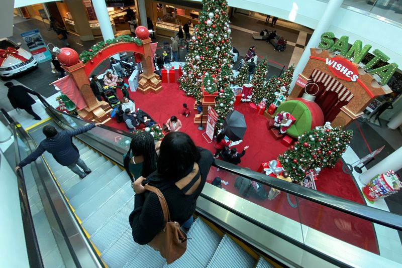 © Reuters. FILE PHOTO: Families wait in line to meet Santa Claus at Fashion Centre at Pentagon City, decorated for the holidays, in Arlington, Virginia, U.S. December 23, 2019. REUTERS/Jonathan Ernst/File Photo