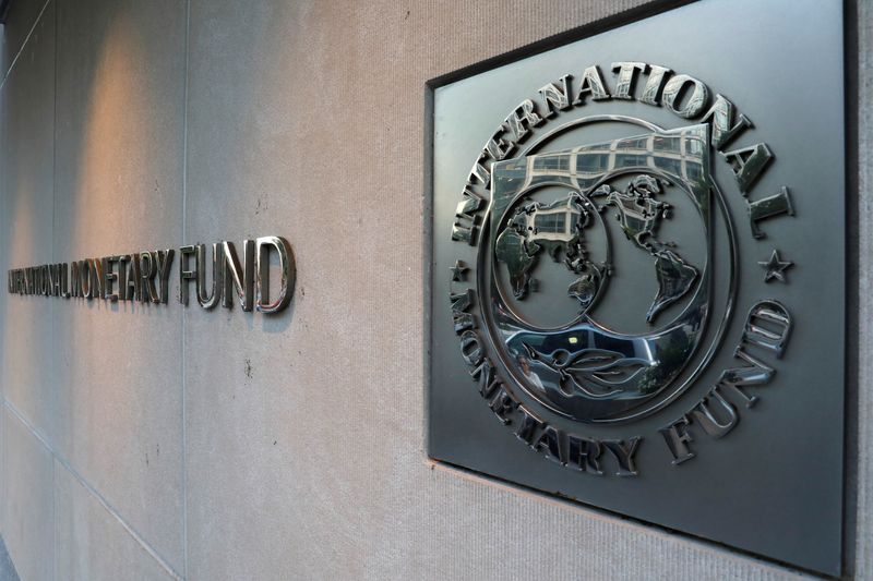 &copy; Reuters. Il logo del Fondo Monetario Internazionale (FMI) è visibile all'esterno della sede centrale di Washington, negli Stati Uniti, mentre il direttore generale del FMI Christine Lagarde incontra il ministro del Tesoro argentino Nicolas Dujovne il 4 settembre 