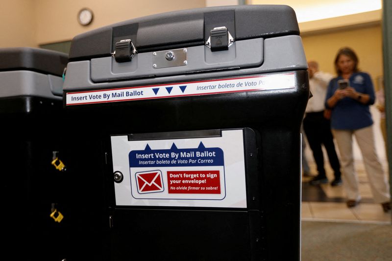 &copy; Reuters. FILE PHOTO: Poll workers with the Hillsborough County Supervisor of Elections Office, work during the setup of early voting equipment at the Seffner-Mango Branch Library in Seffner, Florida, U.S., August 2, 2024. REUTERS/Octavio Jones/File Photo